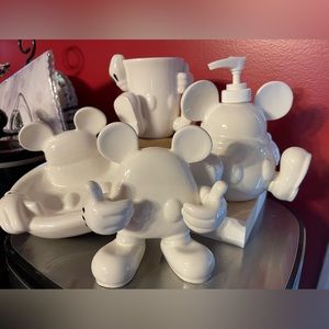 Authentic Disney Mickey Mouse. *4 pc bathroom accessory set*